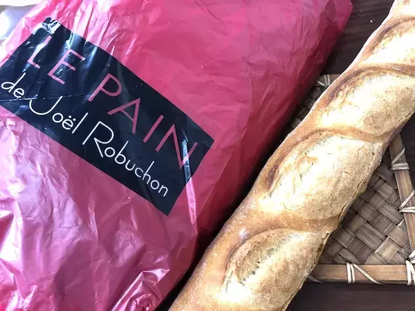 「フランス人特派員が日本の有名パン屋６軒のバゲットを食べ比べランキング！」の画像