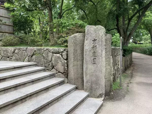 「日本庭園がお気に入り！？放し飼いの孔雀がいる、ロンドン・ホランドパーク【現地ルポ】」の画像