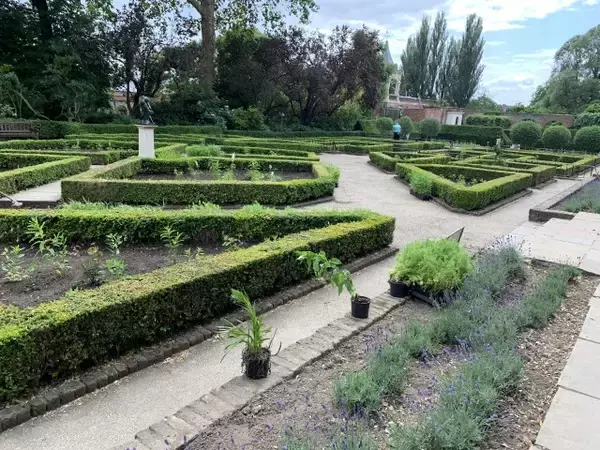 「日本庭園がお気に入り！？放し飼いの孔雀がいる、ロンドン・ホランドパーク【現地ルポ】」の画像