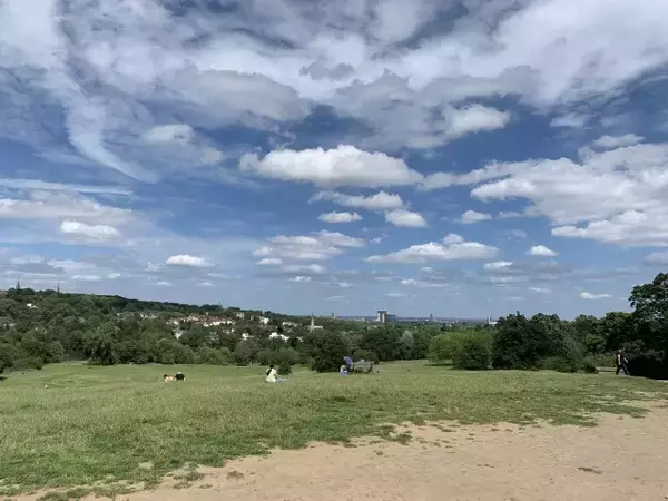 「【現地ルポ】池で泳げるロンドン最大の公園「ハムステッド・ヒース」って？」の画像