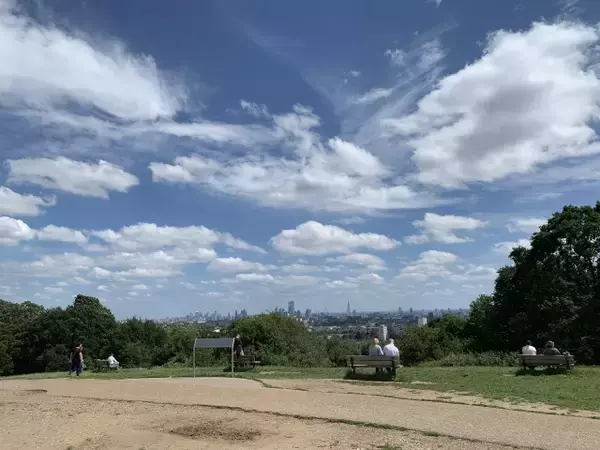 「【現地ルポ】池で泳げるロンドン最大の公園「ハムステッド・ヒース」って？」の画像