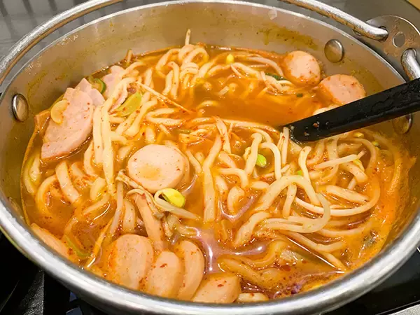 「【韓国・ソウル】一人でプデチゲが食べられる！一人旅の強い味方「マッソンソン 弘大店」」の画像