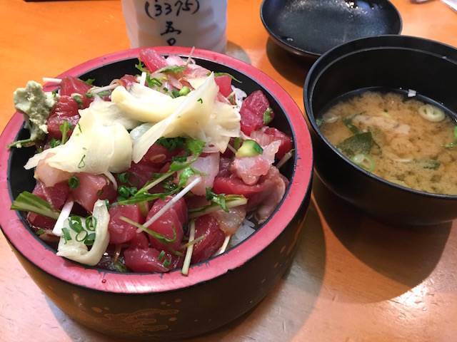【新宿】コスパ最強の絶品海鮮丼！ 大盛りでも７５０円の「みこちゃん丼」とは？