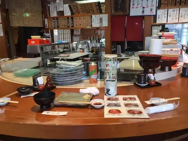 「【新宿】コスパ最強の絶品海鮮丼！ 大盛りでも７５０円の「みこちゃん丼」とは？」の画像