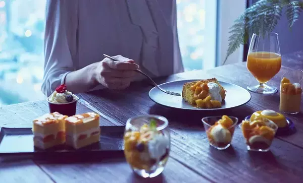 「パフェにプリンにタルトにケーキ！多彩なマンゴースイーツで南国にエスケープ」の画像