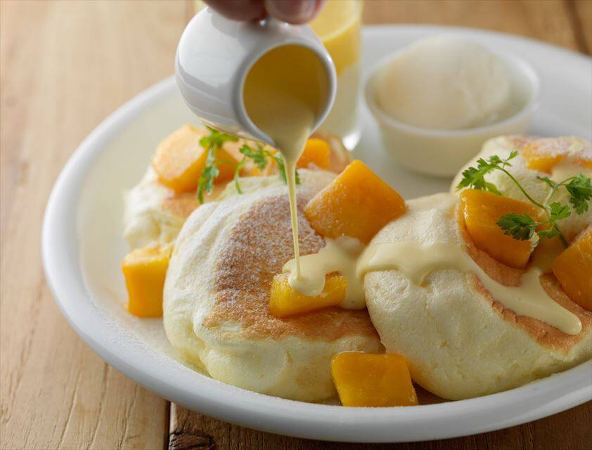 １ヶ月限定の夏の味。マンゴーとミルクのマリアージュを楽しむパンケーキ