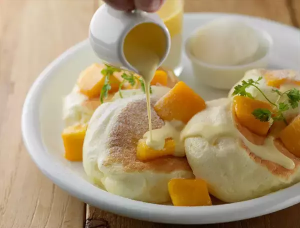 「１ヶ月限定の夏の味。マンゴーとミルクのマリアージュを楽しむパンケーキ」の画像