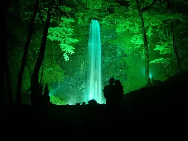 魔法がかった美しさ！山形県・玉簾の滝（たますだれのたき）ライトアップ