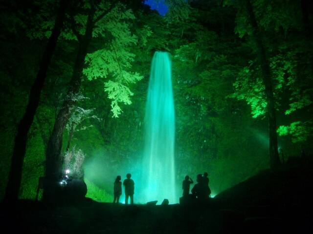 魔法がかった美しさ！山形県・玉簾の滝（たますだれのたき）ライトアップ