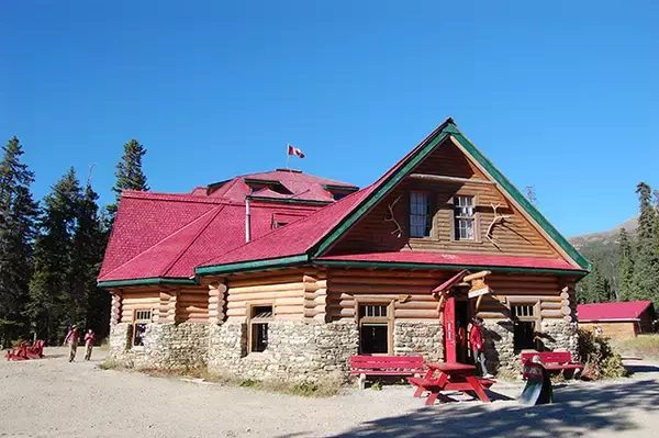 「カナディアン・ロッキーで訪れたい「美しすぎる氷河湖」７選」の画像