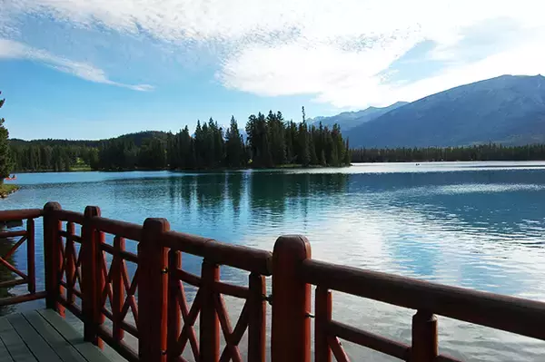 「カナディアン・ロッキーで訪れたい「美しすぎる氷河湖」７選」の画像