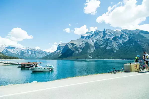 「カナディアン・ロッキーで訪れたい「美しすぎる氷河湖」７選」の画像