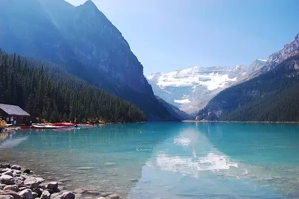 「カナディアン・ロッキーで訪れたい「美しすぎる氷河湖」７選」の画像