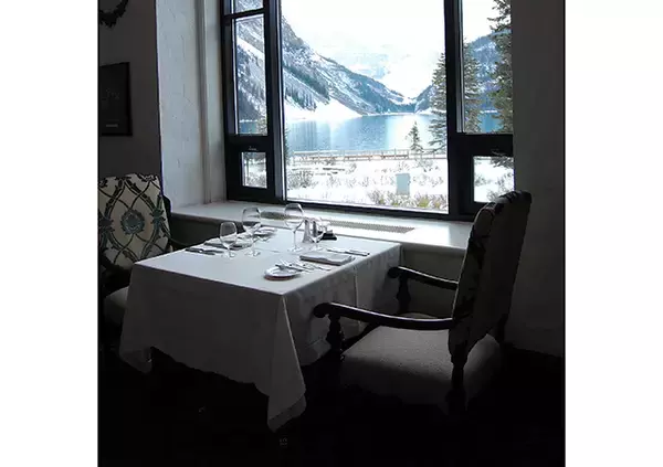 「カナディアン・ロッキーで訪れたい「美しすぎる氷河湖」７選」の画像