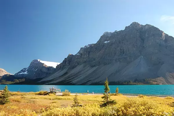 「カナディアン・ロッキーで訪れたい「美しすぎる氷河湖」７選」の画像