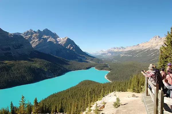 「カナディアン・ロッキーで訪れたい「美しすぎる氷河湖」７選」の画像