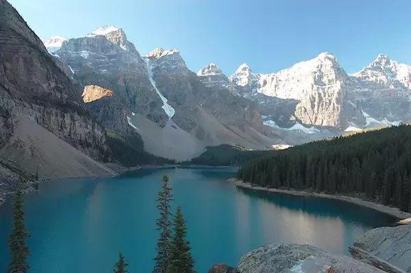 「カナディアン・ロッキーで訪れたい「美しすぎる氷河湖」７選」の画像
