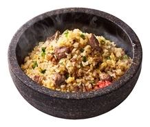 熱々の石焼鍋から香ばしい匂い！「肉の老舗 柿安」の炒飯専門店オープン