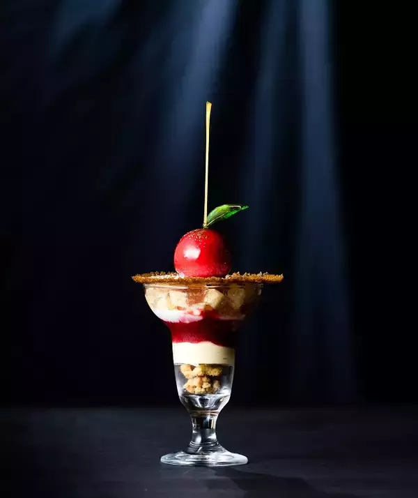 「りんご飴やチョコバナナにお酒をプラス。品プリの“おとなの夏祭りパフェ”」の画像