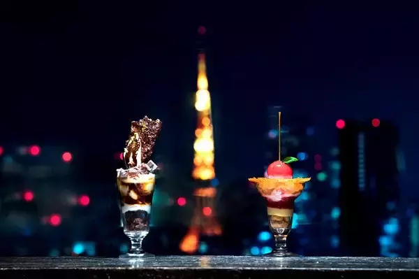 「りんご飴やチョコバナナにお酒をプラス。品プリの“おとなの夏祭りパフェ”」の画像