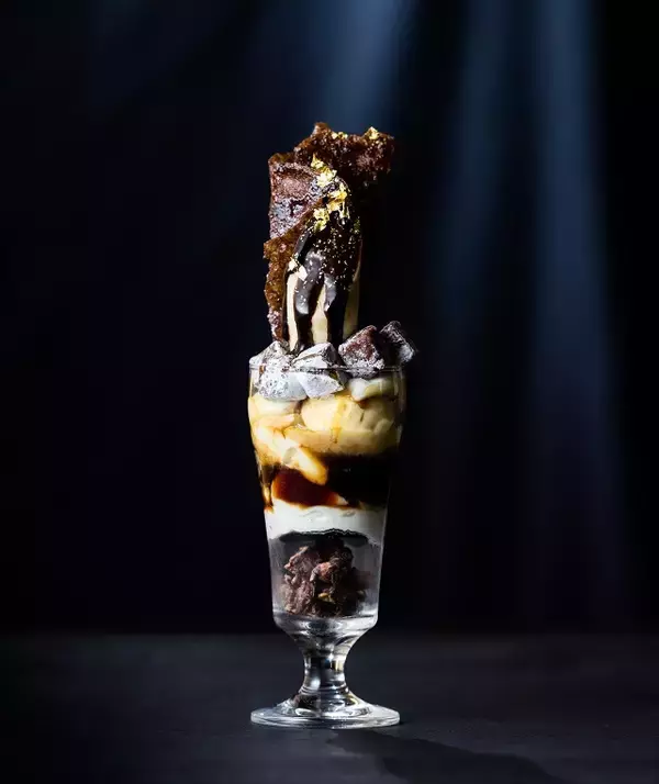 「りんご飴やチョコバナナにお酒をプラス。品プリの“おとなの夏祭りパフェ”」の画像