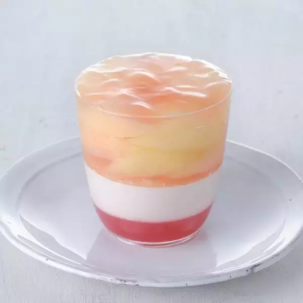 「パティスリーキハチの夏のスイーツ！旬の桃たっぷりのベリーヌにロールケーキ」の画像