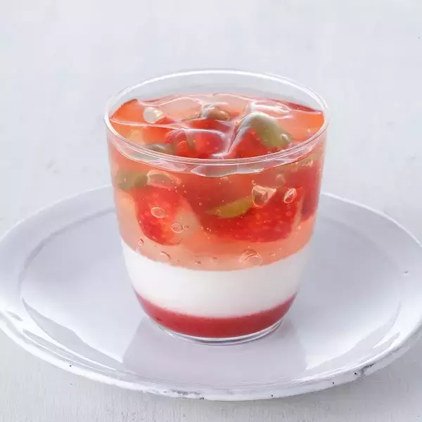 「パティスリーキハチの夏のスイーツ！旬の桃たっぷりのベリーヌにロールケーキ」の画像