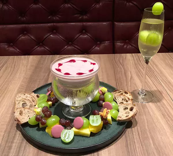 成城石井のワインバーに”ルビーチョコレート”入りの「冷製チーズフォンデュ」が登場