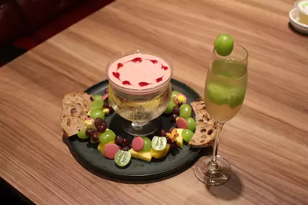 「成城石井のワインバーに”ルビーチョコレート”入りの「冷製チーズフォンデュ」が登場」の画像