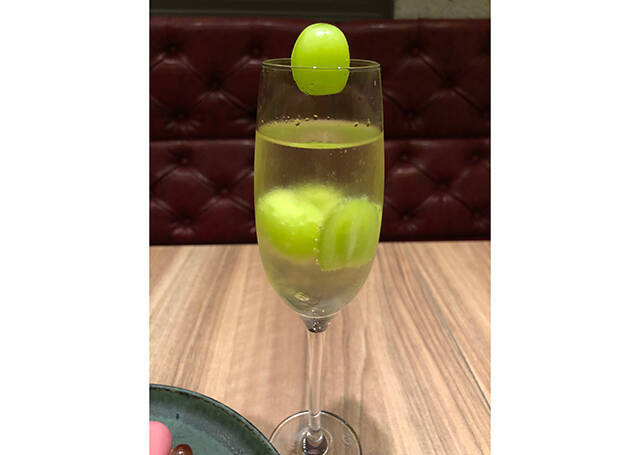 成城石井のワインバーに”ルビーチョコレート”入りの「冷製チーズフォンデュ」が登場