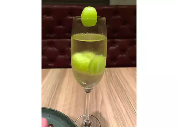 「成城石井のワインバーに”ルビーチョコレート”入りの「冷製チーズフォンデュ」が登場」の画像