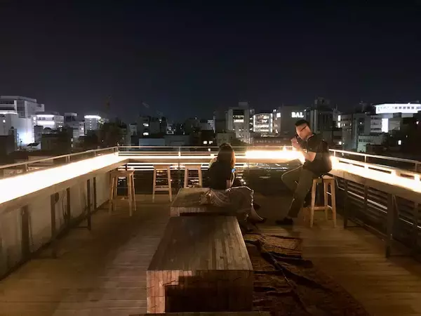 「これぞ大人の秘密基地！鴨川を一望できるルーフトップバー「サワーガーデン」を現地ルポ【京都】」の画像