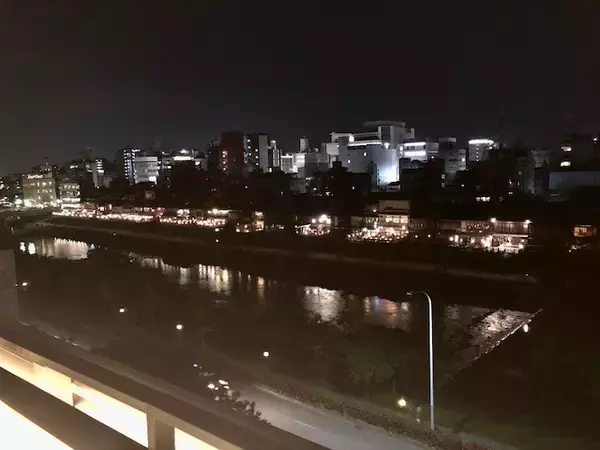 「これぞ大人の秘密基地！鴨川を一望できるルーフトップバー「サワーガーデン」を現地ルポ【京都】」の画像