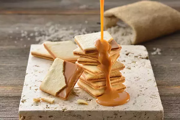 「神戸発！マカロン風ビスケット生地を使った新感覚エクレア」の画像