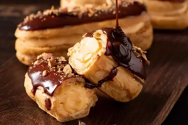 「神戸発！マカロン風ビスケット生地を使った新感覚エクレア」の画像