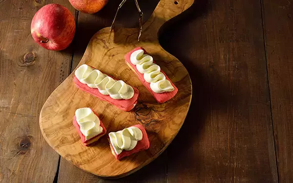 「神戸発！マカロン風ビスケット生地を使った新感覚エクレア」の画像