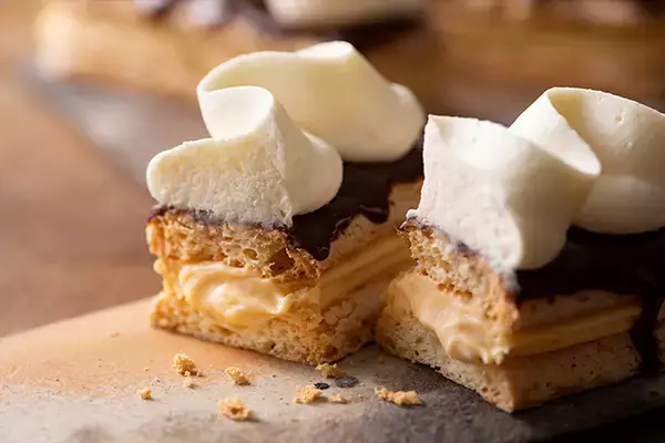 「神戸発！マカロン風ビスケット生地を使った新感覚エクレア」の画像