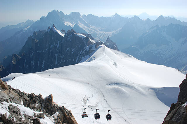 さあ踏み出そう！シャモニーの５面ガラス張りの展望台「空中への一歩」