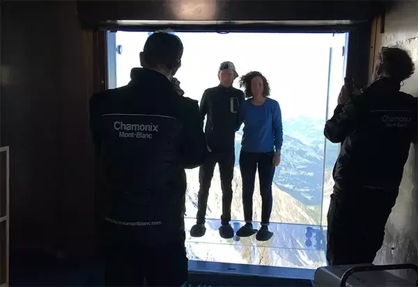 「さあ踏み出そう！シャモニーの５面ガラス張りの展望台「空中への一歩」」の画像
