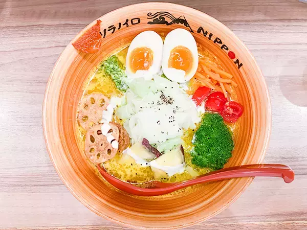 「【外国人に人気のラーメン屋を調査！vol.4】ミシュランにも載った「ソラノイロ・NIPPON」のベジラーメンを実食ルポ（東京駅）」の画像