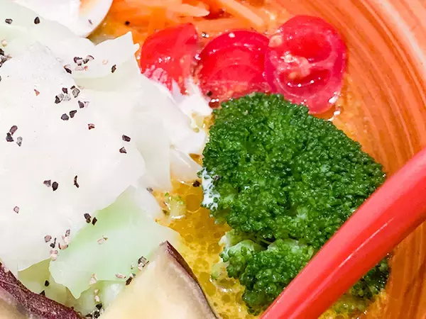 「【外国人に人気のラーメン屋を調査！vol.4】ミシュランにも載った「ソラノイロ・NIPPON」のベジラーメンを実食ルポ（東京駅）」の画像