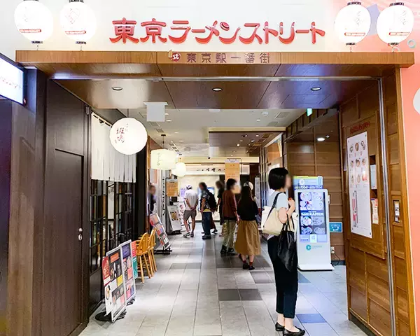 「【外国人に人気のラーメン屋を調査！vol.4】ミシュランにも載った「ソラノイロ・NIPPON」のベジラーメンを実食ルポ（東京駅）」の画像