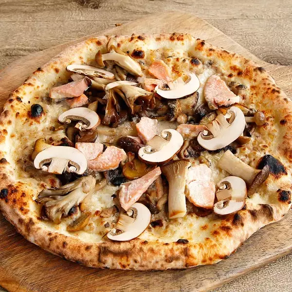 「秋鮭とキノコのピッツァに秋刀魚のパスタ！秋の味覚と淡路島の食材を楽しもう」の画像