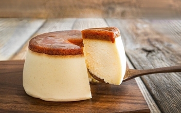チーズスフレにカラメルをのせた、滑らか仕上げのチーズプリンケーキ新登場！