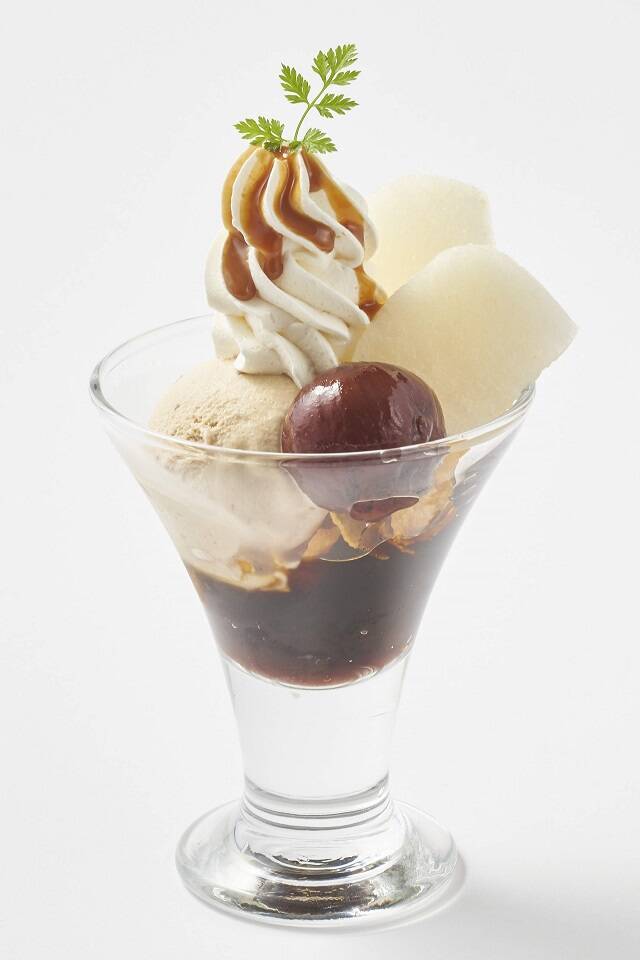 “にっこり梨”をのせた王冠パフェ！ジョナサンで梨と栗のスイーツフェア開催