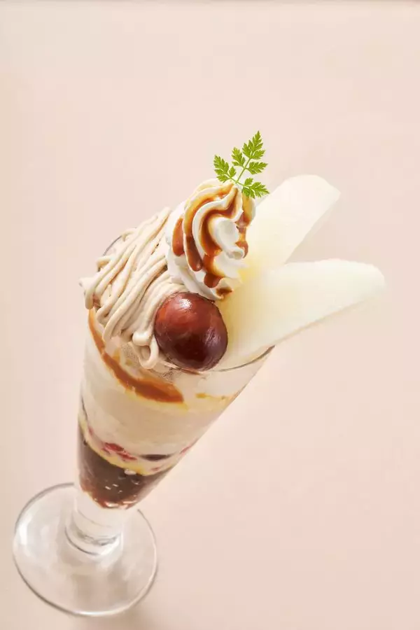 「“にっこり梨”をのせた王冠パフェ！ジョナサンで梨と栗のスイーツフェア開催」の画像