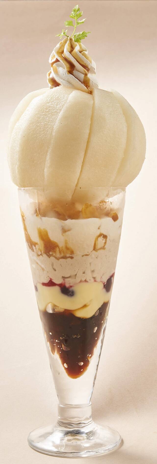 “にっこり梨”をのせた王冠パフェ！ジョナサンで梨と栗のスイーツフェア開催