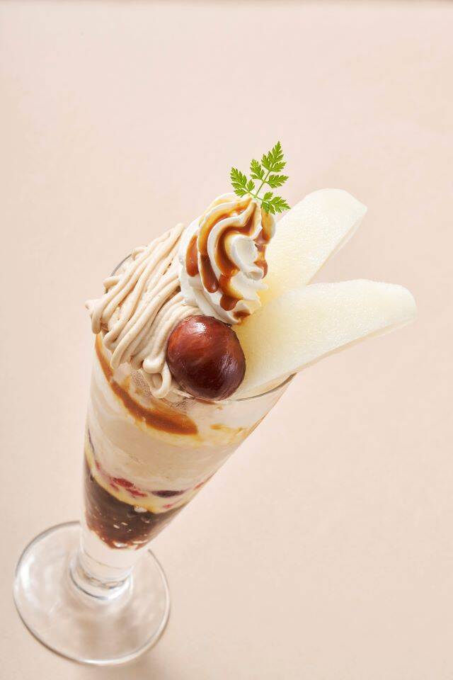 “にっこり梨”をのせた王冠パフェ！ジョナサンで梨と栗のスイーツフェア開催