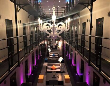 監獄がコンテンポラリーアートの館へ！何度でも泊まりたくなる「刑務所ホテル」を現地ルポ【オランダ・ルーモント】