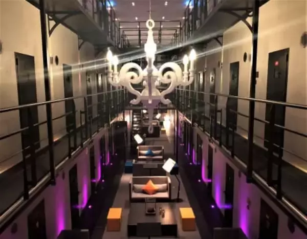 「監獄がコンテンポラリーアートの館へ！何度でも泊まりたくなる「刑務所ホテル」を現地ルポ【オランダ・ルーモント】」の画像